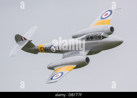 Gloster Meteor im Flug, Großbritanniens erste Düsenjäger und einzige erhaltene Beispiel. Stockfoto