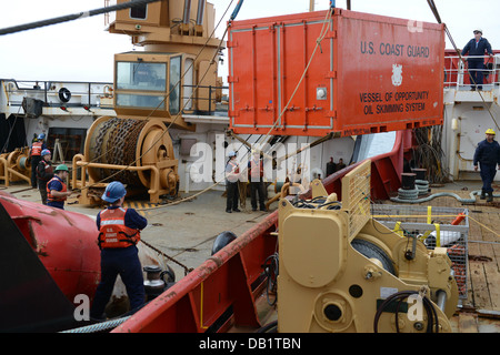 PORT CLARENCE, Alaska – die Besatzung der US Coast Guard Cutter SPAR-Werke mit der Crew von der kanadischen Küstenwache Schiff Sir Wilfrid Laurier um ein US-Coast Guard Schiff der Gelegenheit Skimming System zwischen den Schiffen nach einer Übung Ne übertragen Stockfoto