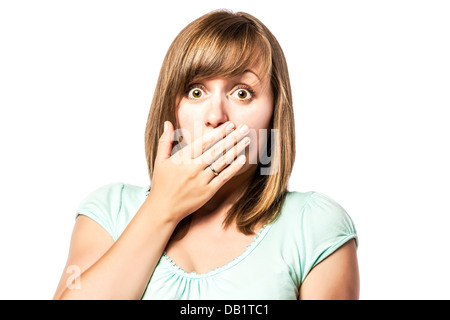 Schockiert junges Mädchen, fürchtet sich und hält sich mit weit geöffneten Augen Hand vor den Mund, isoliert auf weißem Hintergrund Stockfoto