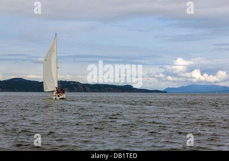 Ein Segelboot in den Gulf Islands of British Columbia, Kanada Stockfoto
