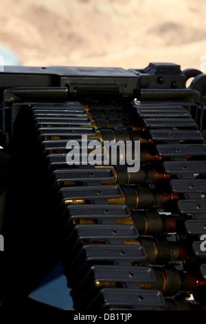 Runden für die GAU-21.50 Kaliber Waffensystem sind Kammern und schussbereit während einer Trainingsmission in der Wüste außerhalb Stockfoto