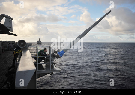 Information Systems Technician 3. Klasse Evan Powell, Sioux City, Iowa, wirft eine Hochfrequenz-Antenne an Bord der US-Na Stockfoto