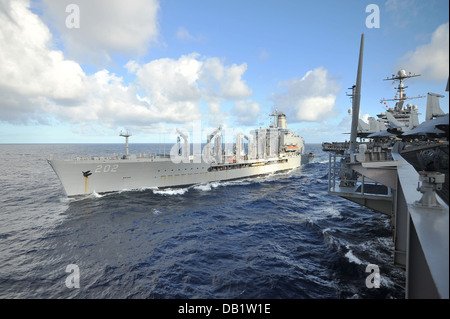 Military Sealift Command Flotte Nachschub Öler USNS Yukon (T-AO 202) dampft neben der US Navy nach vorne bereitgestellt Flugzeugträger USS George Washington (CVN-73) vor einem Nachschub auf dem Meer zur Unterstützung der Talisman Saber 2013. Der Talisman Stockfoto