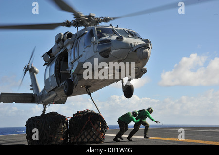 Logistikspezialist 3. Klasse Kyle Shy, rechts, und Logistikspezialist 3. Klasse Gabriel Sledge laufen in Richtung Sicherheit nach der Attac Stockfoto
