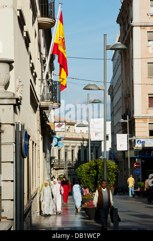 Muslimische Frauen Casino Militar, Camoens Straße vorbei. Ceuta. Spanien. Stockfoto