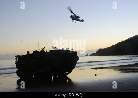 Ein AH1-W Super Cobra, Marine Medium Tiltrotor Geschwader 265 (Stahlbeton), 31. Marine Expeditionary Unit zugeordnet bietet cl Stockfoto