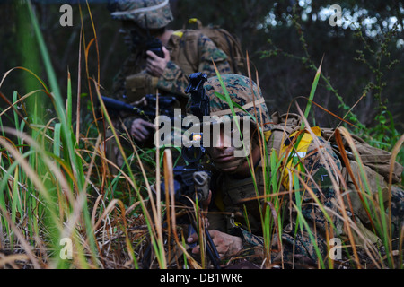 Zwei US-Marines mit Golf Company, Battalion Landing Team 2. Bataillon, 4. Marinen, 31. Marine Expeditionary Unit, führen ein Stockfoto