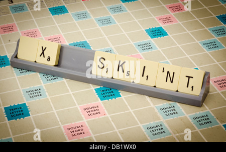 Skint mit Scrabble-Buchstaben ausgeschrieben. Stockfoto