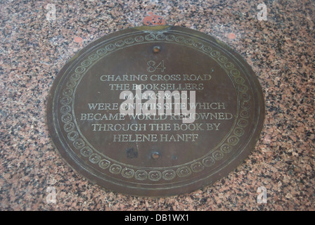 Plaque Markierung 84 Charing Cross Road, ehemaligen Gelände der Buchhändler Marken & co, festgestellt durch das Buch von Helene hanff Stockfoto