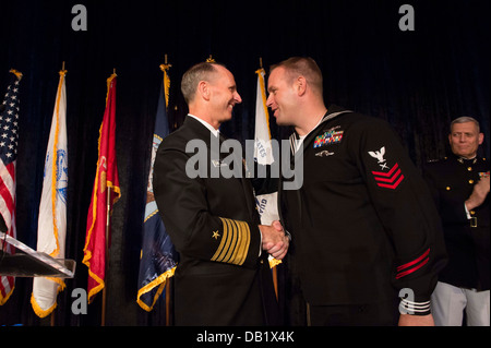 Chief of Naval Operations (CNO) ADM Jonathan Greenert gratuliert Cryptologic Techniker (Interpretive) 1. Klasse Joshua E. Stockfoto