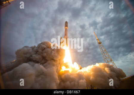 Eine Atlas V-Rakete startet der Marine Mobile Benutzer Ziel System (MUOS) 2 Satelliten aus Raum starten Komplex-41 am Kap Cana Stockfoto
