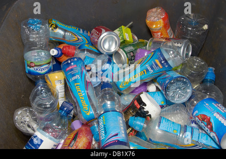 Kunststoff-Flaschen in einem Lagerplatz. Stockfoto