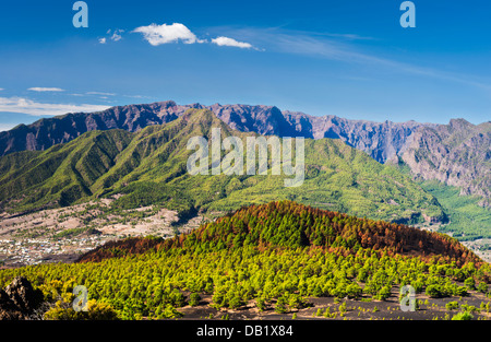 Blick nordwärts von Llano del Jable über die junge Vulkanlandschaft nach Montana de Enrique, Pico Bejenado und Caldera de Taburiente, La Palma Stockfoto