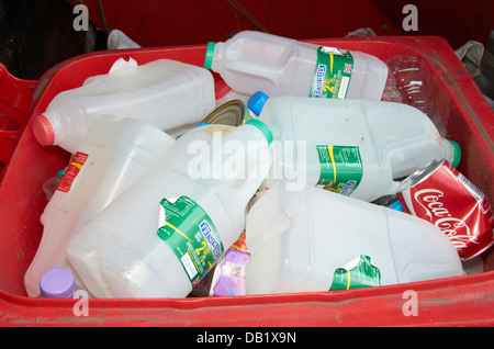 Kunststoff-Flaschen in einem Lagerplatz. Stockfoto