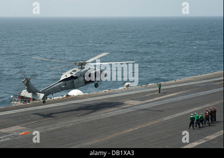 Ein MH-60 s Sea Hawk Hubschrauber zugewiesen, die Indianer des Meeres zu bekämpfen Hubschrauberstaffel (HSC 6) landet auf dem Flugdeck der Stockfoto