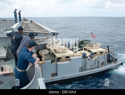 Eine Landungsboot-Dienstprogramm (LCU) tritt nun Deck die amphibischen Transportschiff der Dock USS Denver (LPD-9). Denver ist auf patro Stockfoto