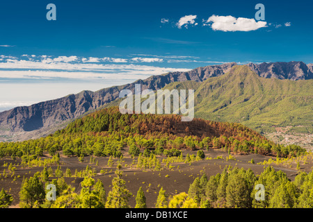 Blick nordwärts von Llano del Jable über die junge Vulkanlandschaft nach Montana de Enrique, Pico Bejenado und Caldera de Taburiente, La Palma Stockfoto