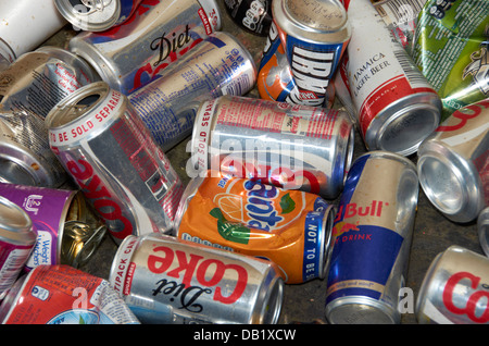 Dosen, die darauf warten, recycelt werden. Stockfoto