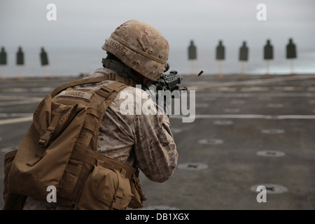 Lance CPL Bernie Vasquez, eine Infanterie automatisches Gewehr-Schütze mit 3. Kader, 3rd Platoon, Bravo Company, Bataillon Landung Tee Stockfoto