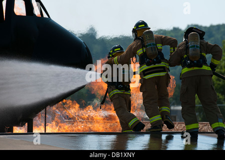 US Army Reserve Feuerwehrleute arbeiten, löschte ein Feuer im Volk Bereich Combat Readiness Training Center in Camp Douglas, Wisconsin, USA, 18. Juli 2013, während der Übung Patriot 13. Die Patriot-Übung ist ein Inland-Szenario zu beurteilen, die Nationalgarde ab Stockfoto