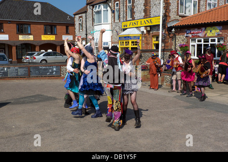 Ouse wäscht Molly zeitgenössische Molly Moriskentänzer auf dem 20. Töpfchen Festival, Sheringham, 2013. Stockfoto