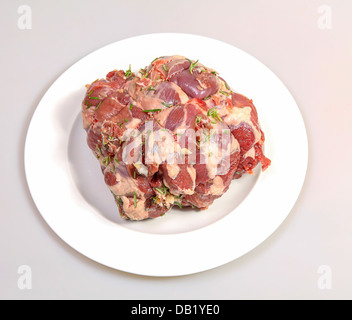 Rohe Lammkeule mit Rosmarin, Knoblauch und Speck Stockfoto