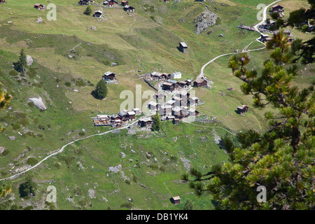 Schöne kleine grüne Dorf in den Alpen von oben Stockfoto