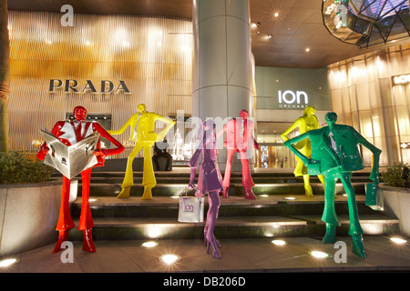 Urbane Menschen, Skulptur von Schweizer Bildhauer Kurt Laurenz Metzler in der Nähe ION Shopping Mall. Orchard Road, Singapur. Stockfoto