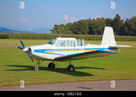 kleines Flugzeug warten auf Feld Stockfoto