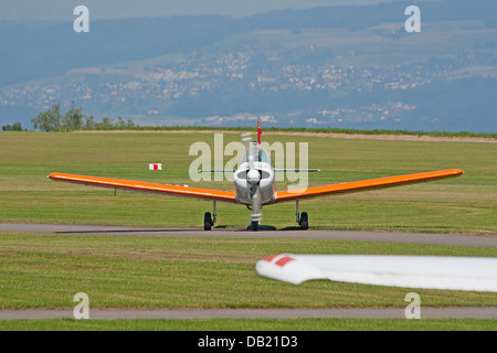 Kleine Ariplane auf dem Boden in der Nähe von hangar Stockfoto