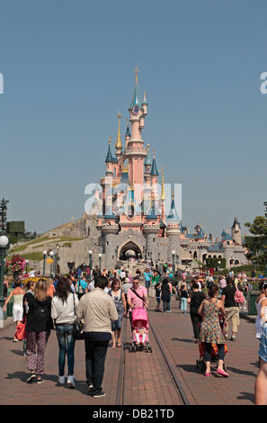 Blick auf Main Street in Richtung Le Château De La Belle au Bois Dormant in Disneyland Paris, Marne-la-Vallée, in der Nähe von Paris, Frankreich. Stockfoto