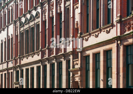 Eine abstrakte Sicht auf eine klassische Architektur roten Backsteingebäude in Manchester Stadtzentrum auf Lloyd Street. Stockfoto