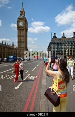 Chinesische Touristen posieren vor den Houses Of Parliament, London, England Stockfoto