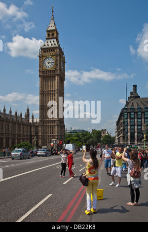 Chinesische Touristen posieren vor den Houses Of Parliament, London, England Stockfoto