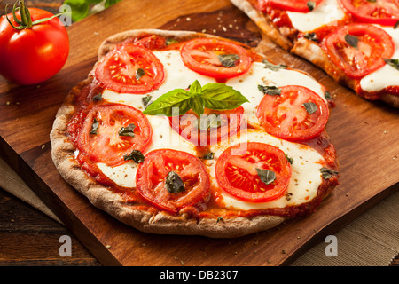 Hausgemachte Bio Margarita Pizza mit Basilikum und Mozarella Stockfoto