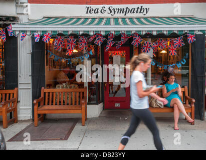 New York City, USA. 22. Juli 2013. Britische Restaurant Tee & Sympathie verbindet andere britische Themen Geschäfte auf Greenwich Avenue in New York, umgangssprachlich bekannt als "Little Britain", alle geschmückt in den Union Jack zur Feier der Geburt von Prinz William und Kates noch unbenannte junge. Das Kind ist der dritte in der britischen Thronfolge. Bildnachweis: Richard B. Levine/Alamy Live-Nachrichten Stockfoto