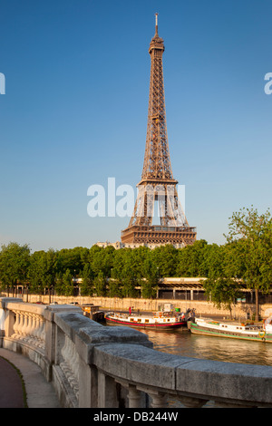 Eiffel-Turm an den Ufern des Flusses Seine, Paris Frankreich Stockfoto