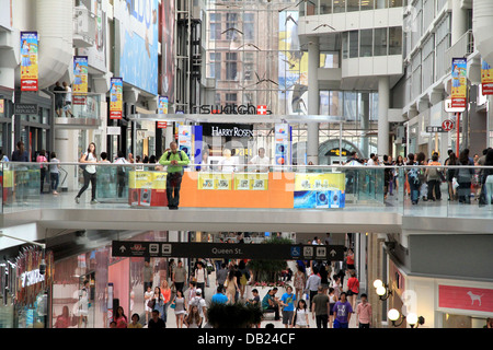 Zwei Ebenen des Toronto Eaton Centre on 12. Juli 2013 Stockfoto