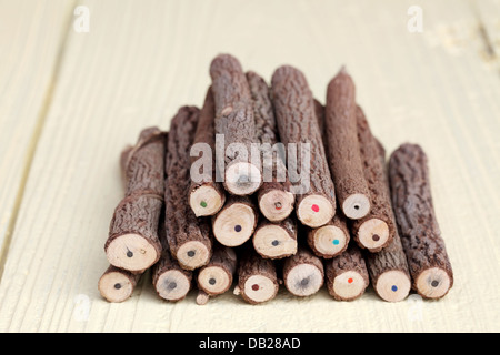 Stapel von Baum-Stamm-Bleistifte auf Holztisch Stockfoto