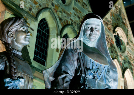 Mary Mackillop Statue außerhalb St Franics Xavier Cathderal in Adelaide in der Nacht Stockfoto