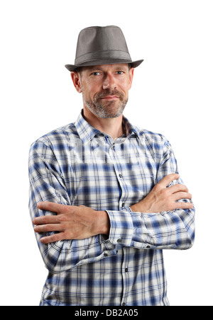 Ein Porträt eines 40-etwas männlichen tragen eine Fedora und lächelnd mit Arme verschränkt, isoliert auf weiss. Stockfoto