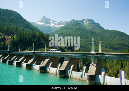 Ein Fahrzeug fährt über Diablo Verdammung in Washingtons North Cascades. Stockfoto