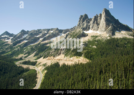 Der Blick auf die frühen Winters Türme und Washington Pass aus der Washington Pass Overlook in Washingtons North Cascades. Stockfoto