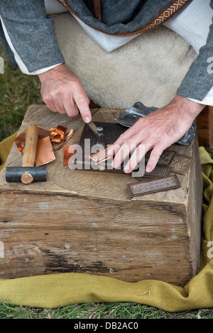 Handwerker machen Replik Anglo Saxon Designs auf Kupferblech zu einem historischen re Erlass Stockfoto