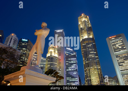 Statue von Sir Stamford Raffles mit CBD Wolkenkratzern im Hintergrund, Singapur. Stockfoto