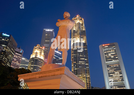 Statue von Sir Stamford Raffles mit CBD Wolkenkratzern im Hintergrund, Singapur. Stockfoto