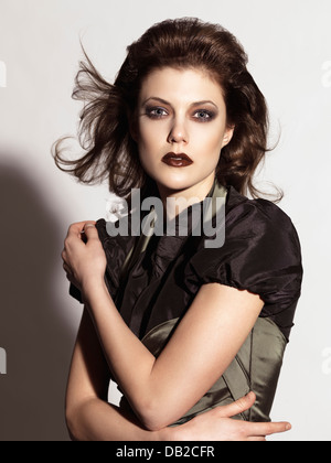 Lizenz erhältlich unter MaximImages.com - Porträt einer schönen jungen Frau in einem Kleid isoliert auf weißem Hintergrund Stockfoto