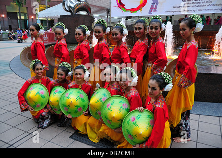 Malaysische Schulmädchen Kostüm für Singapur Jugendfestival Stockfoto