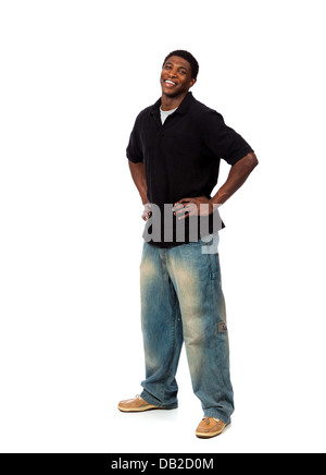 Ein junger lächelnder lässig gekleidet afroamerikanische männliche stehend auf einem weißen Hintergrund Stockfoto