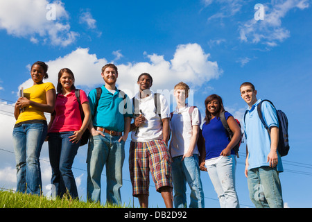 Eine Gruppe von verschiedenen College Studenten/Freunde außerhalb auf einer Anhöhe mit einem Himmelshintergrund Stockfoto
